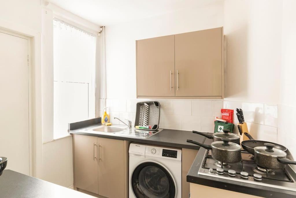 3-Bedroom Home In Liverpool L15 With Free Parking Luaran gambar