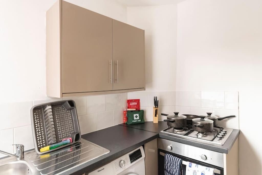 3-Bedroom Home In Liverpool L15 With Free Parking Luaran gambar